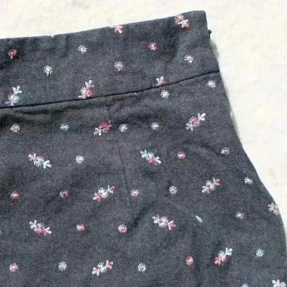 ANTHROPOLOGIE Pencil Skirt Gray Embroidered Flowers Dark Academia Size S / M - Picture 2 of 9